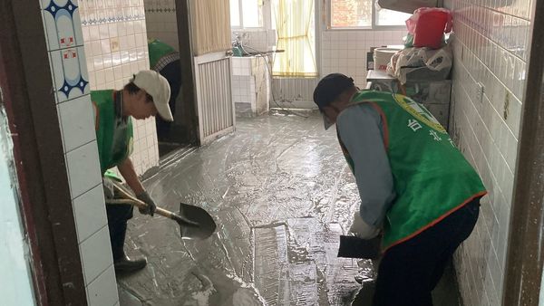 ▲▼民進黨志工隊赴花蓮救災。（圖／民進黨提供）