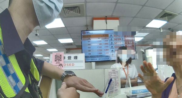 ▲桃園市趙姓婦人日前到中壢區某銀行臨櫃欲提領鉅款，行員通知警方到場勸阻。（圖／中壢警方提供）