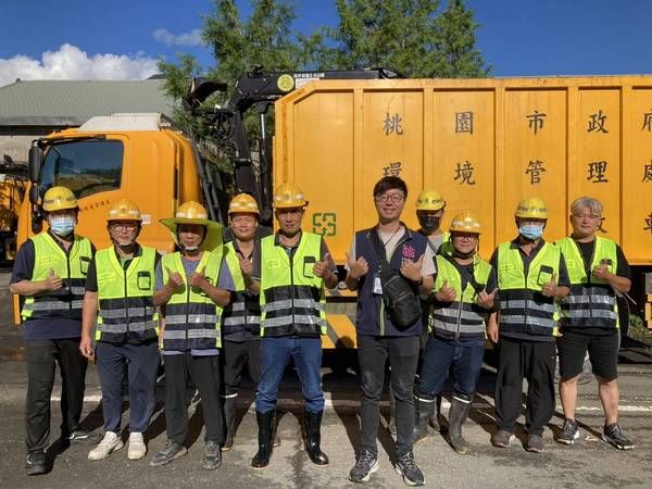 ▲桃園環保局加派清泥專班赴災區