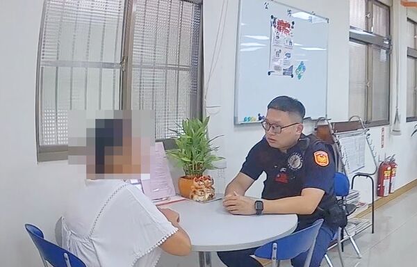 ▲桃園市趙姓婦人日前到中壢區某銀行臨櫃欲提領鉅款，員警到場溝通。（圖／中壢警方提供）