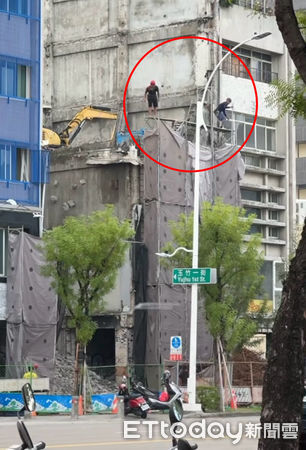 ▲▼玩命畫面曝！高雄民宅拆除工人0防護站鷹架施工　市府出手勒令停工。（圖／民眾提供）
