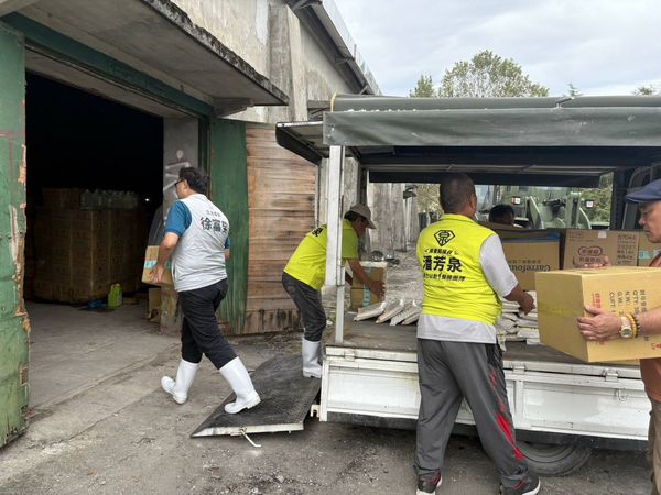 ▲▼民進黨立委沈伯洋、陳瑩與志工隊赴花蓮救災。（圖／民進黨提供）