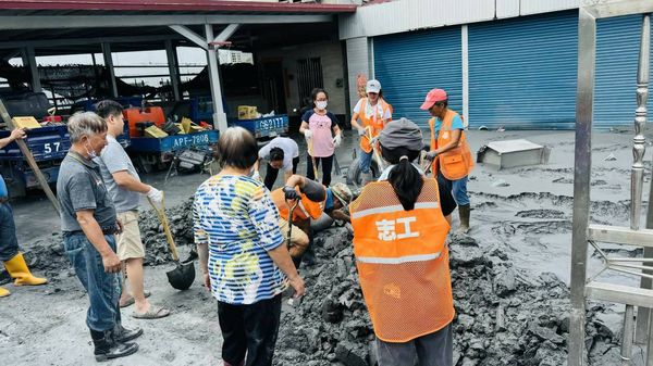 ▲▼民進黨立委沈伯洋、陳瑩與志工隊赴花蓮救災。（圖／民進黨提供）