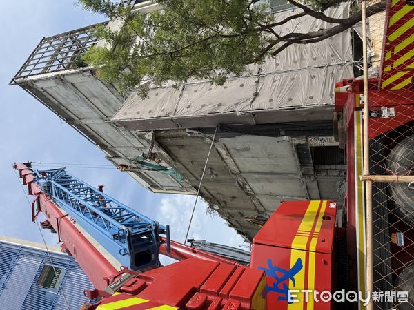 ▲▼玩命畫面曝！高雄民宅拆除工人0防護站鷹架施工　市府出手勒令停工。（圖／記者賴文萱攝）