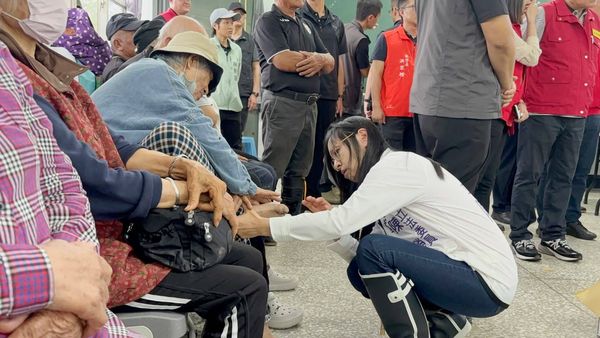 ▲▼民進黨立委沈伯洋、陳瑩與志工隊赴花蓮救災。（圖／民進黨提供）