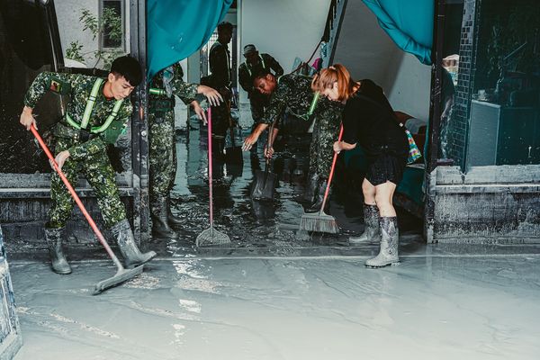▲▼花蓮堰塞湖溢流大量泥沙沖進民宅，國軍開始進入家戶協助民眾清理家園。（圖／軍聞社提供）
