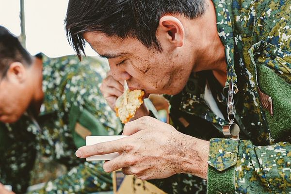 ▲▼花蓮堰塞湖溢流大量泥沙沖進民宅，國軍開始進入家戶協助民眾清理家園。（圖／軍聞社提供）