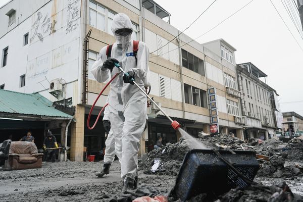 ▲▼花蓮馬太鞍堰塞湖溢流，大量泥沙淹沒城鎮，國軍化學兵展開消毒作業，預防大規模災後疫病發生。（圖／軍聞社提供）