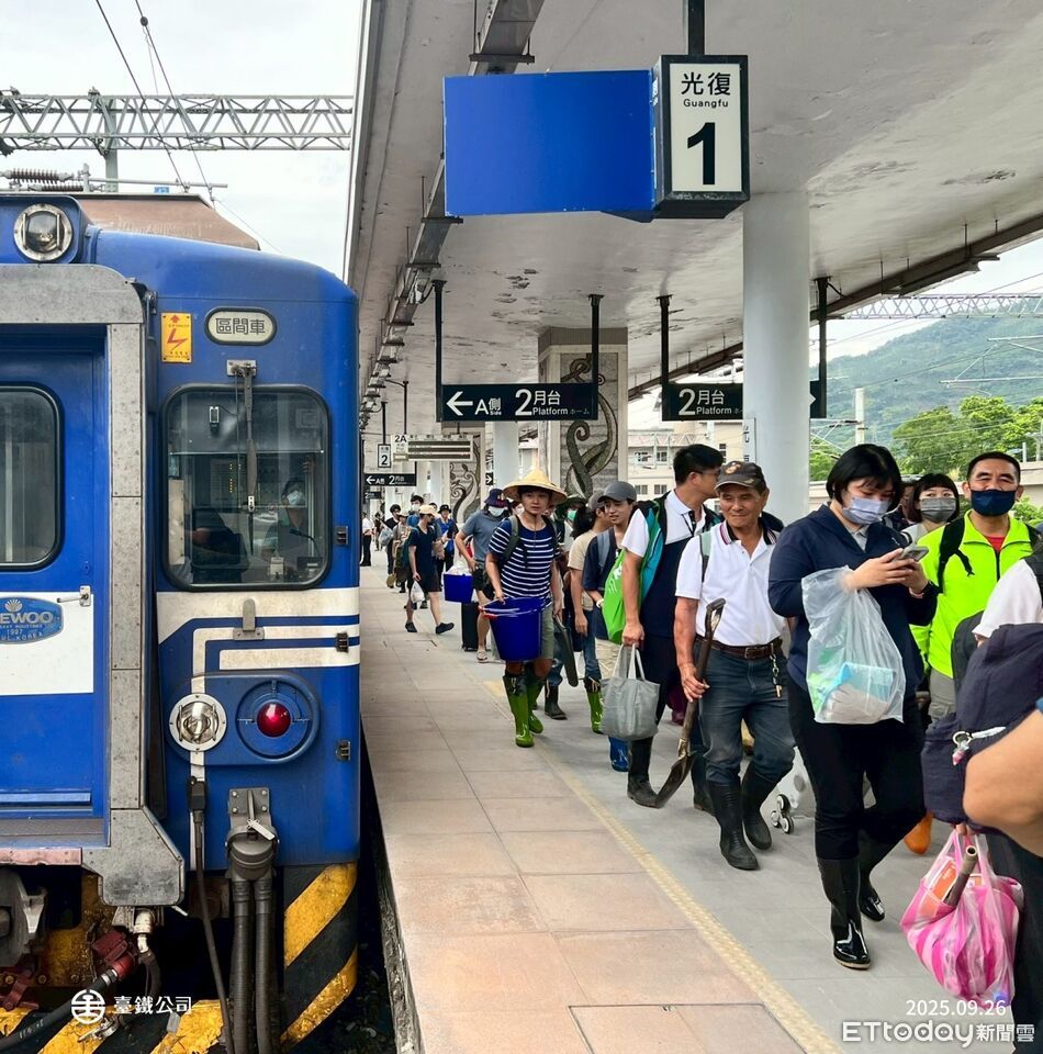 ▲台鐵在臉書分享多張救災志工抵達光復站的照片，這些志工被形容是「鏟子超人」。（圖／台鐵公司粉絲團）