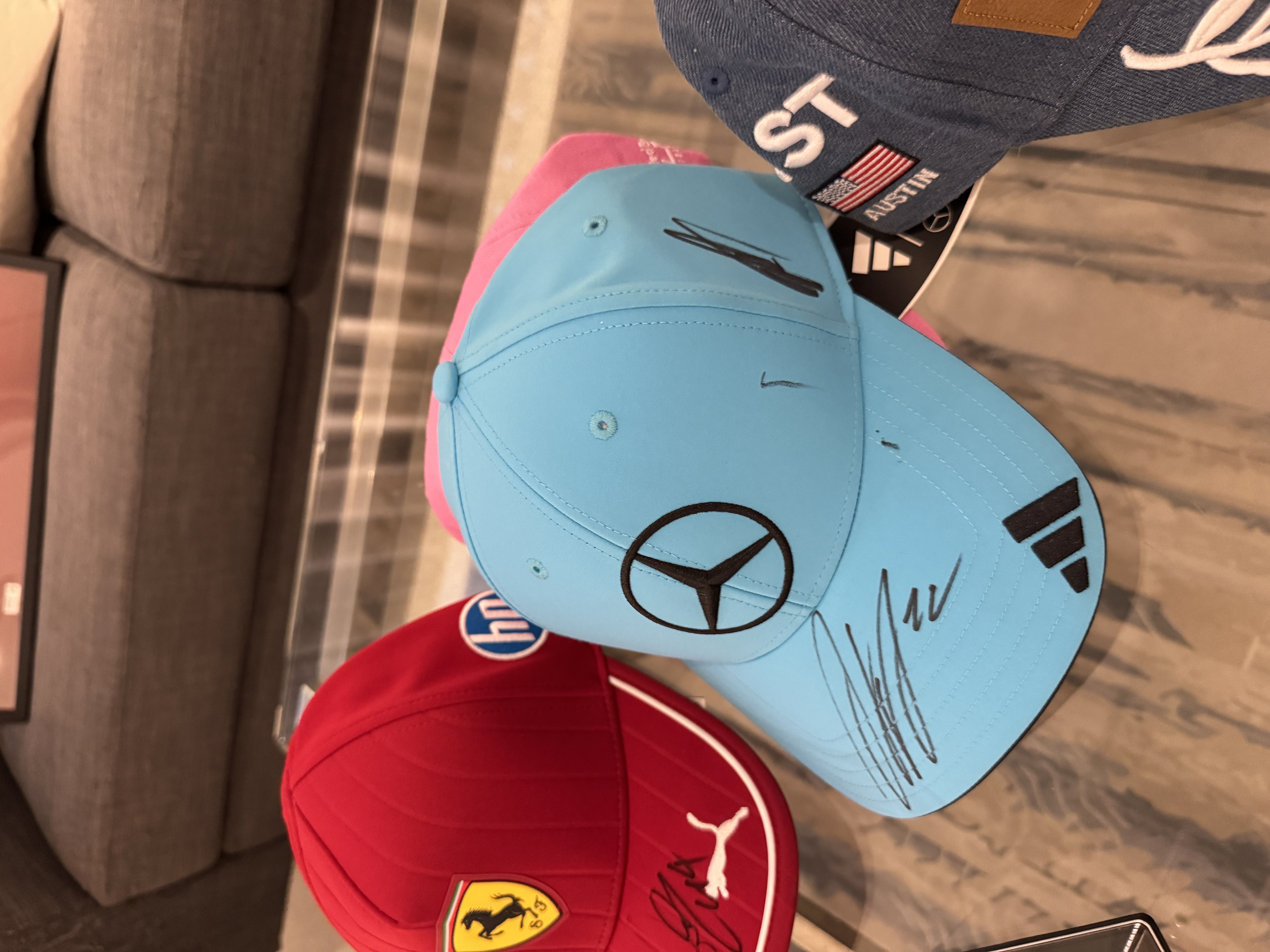 ▲王心恬F1簽名收藏。（圖／記者黃庠棻攝）