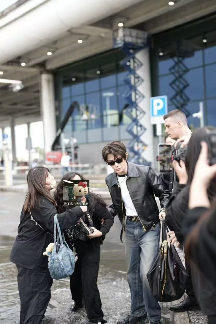 ▲丁禹兮救粉絲。（圖／翻攝自微博）