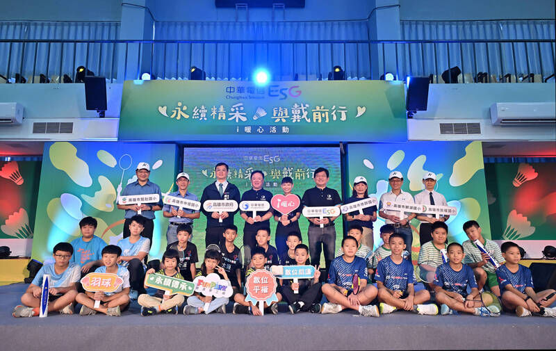 ▲▼「羽球天后」戴資穎化身暖心大使，親自指導高雄國小羽球隊學童。（圖／中華電信提供）