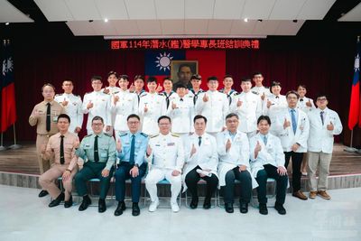 左營總醫院建置新型模擬深潛訓練艙 國軍潛水醫學專長班結訓典禮