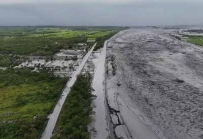 洪水淹村!76歲嬤返家挖出「淤泥婚紗照」 開心:好險老公還在