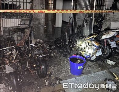 苗栗移工充電動機車「半夜突起火」波及5車 燒剩鐵架畫面曝