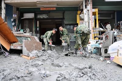 出動生命探測器、AAV7 陸軍司令率隊挺進災區:把握救援黃金時間