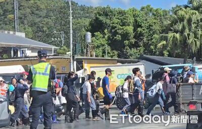 連假首日!光復市區湧數千志工 百公尺「鏟子超人」人龍畫面曝