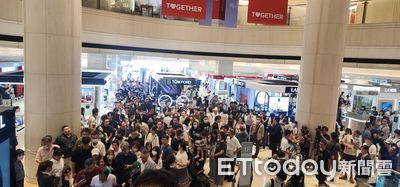 獨／化妝品區瞬間爆滿！台中新光復業恐怖人潮曝　總經理低調現身