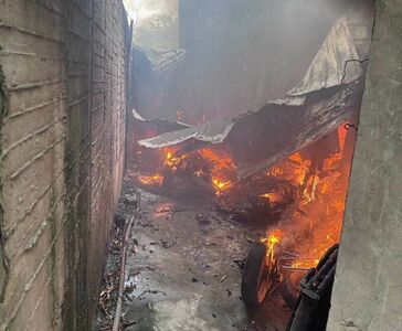 彰化伸港透天厝火警!8人奪門逃生 電動車燒毀屋頂也垮了