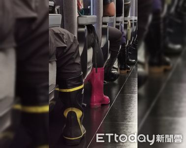從台東上火車!乘客穿雨鞋「整齊坐一排」 3萬人讚爆:最美風景