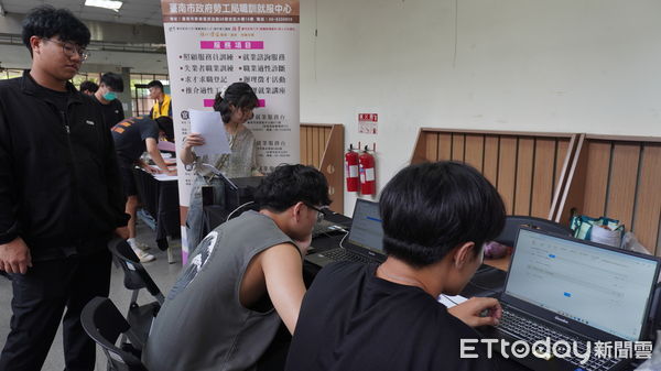 ▲台南市勞工局攜手雲科大舉辦徵才說明會，吸引大批學生參與。（記者林東良翻攝，下同）