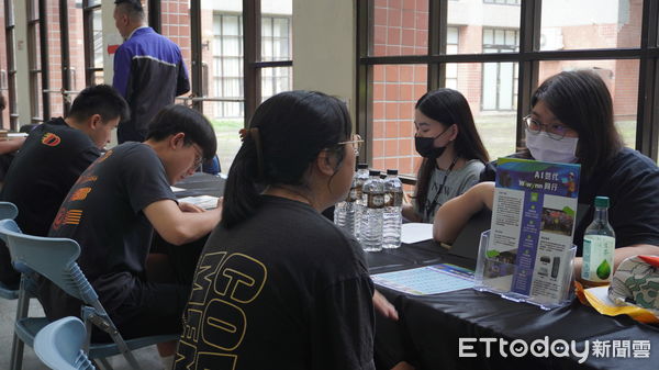 ▲台南市勞工局攜手雲科大舉辦徵才說明會，吸引大批學生參與。（記者林東良翻攝，下同）