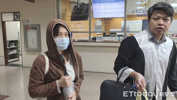 ▲▼離職網頁工程師戴瑞甯（黑衣）做京華城案司法官頭像染血合成圖PO網，待業護理師林惠珠（咖啡色帽T）加註「命債命還」轉傳，今（26日）到台北地院出庭都認罪求輕判與緩刑。（圖／記者黃哲民攝）