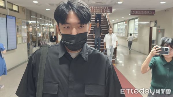 ▲▼離職網頁工程師戴瑞甯（黑衣）做京華城案司法官頭像染血合成圖PO網，待業護理師林惠珠（咖啡色帽T）加註「命債命還」轉傳，今（26日）到台北地院出庭都認罪求輕判與緩刑。（圖／記者黃哲民攝）