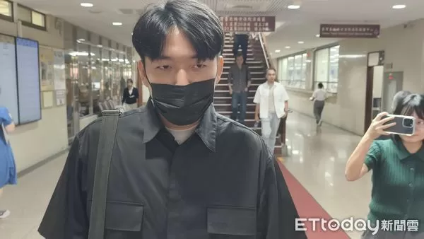 ▲▼離職網頁工程師戴瑞甯（黑衣）做京華城案司法官頭像染血合成圖PO網，待業護理師林惠珠（咖啡色帽T）加註「命債命還」轉傳，今（26日）到台北地院出庭都認罪求輕判與緩刑。（圖／記者黃哲民攝）