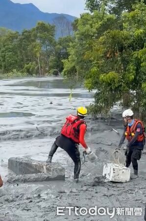 ▲▼ 及時救援! 嘉義縣特搜人員搶救陷泥沼民眾   。（圖／嘉義縣消防局提供）