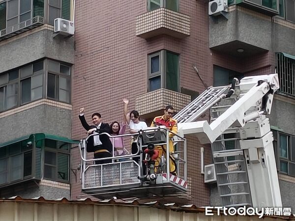 ▲台南市安平區公所與獅子會合作舉辦震災演練，模擬大樓傾斜搜救受困民眾。（記者林東良翻攝，下同）