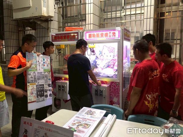 ▲七股警義消中秋聯歡晚會結合趣味遊戲，寓教於樂宣導爆竹煙火安全。（記者林東良翻攝，下同）