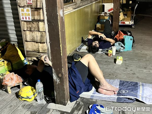 ▲因大量的搜救人員湧入，花蓮特搜隊員們不少人是直接睡在花蓮糖廠的走廊甚至草地上，他們沒有抱怨，一心一意只希望能盡快圓滿完成任務，幫忙災民找到心愛的家人 。（圖／記者許靖騏攝）