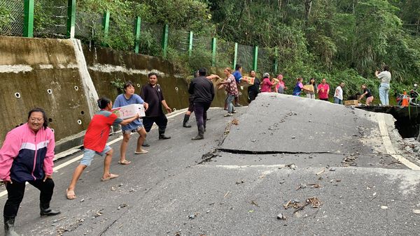 ▲▼山上通訊恢復、物資空投到，利稻部落齊心協力暖爆網友。（圖／網友Anu Palalavi提供，請勿隨意翻拍，以免侵權。）