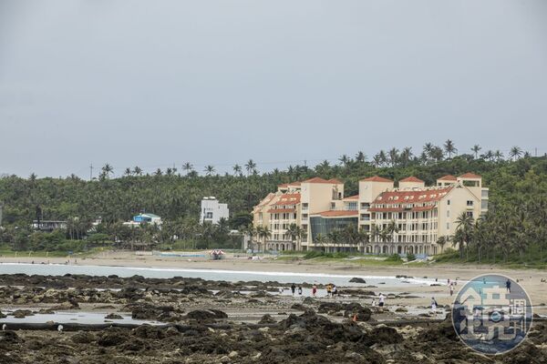 美麗灣渡假村因爭議荒廢多年，台東縣政府以ROT方式委外招商，未來將轉型為文教基地。