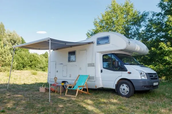 日本一名退休上班族用退休金買了露營車改裝，原本想夫妻自由旅遊，沒想到卻因他不顧妻子感受，最終離婚收場。（示意圖，photoAC）  