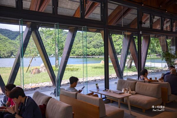 ▲▼礁溪咖啡館「Herbelle Tea湖畔茶屋」，宜蘭坐擁龍潭湖景的景觀咖啡廳。（圖／部落客陳小可提供）