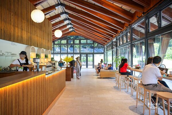 ▲▼礁溪咖啡館「Herbelle Tea湖畔茶屋」，宜蘭坐擁龍潭湖景的景觀咖啡廳。（圖／部落客陳小可提供）