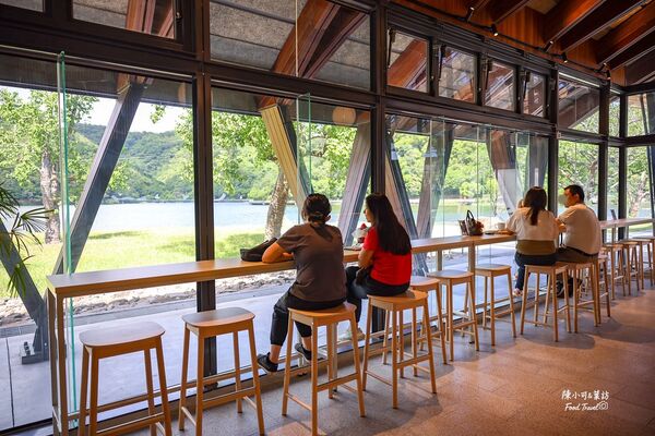 ▲▼礁溪咖啡館「Herbelle Tea湖畔茶屋」，宜蘭坐擁龍潭湖景的景觀咖啡廳。（圖／部落客陳小可提供）