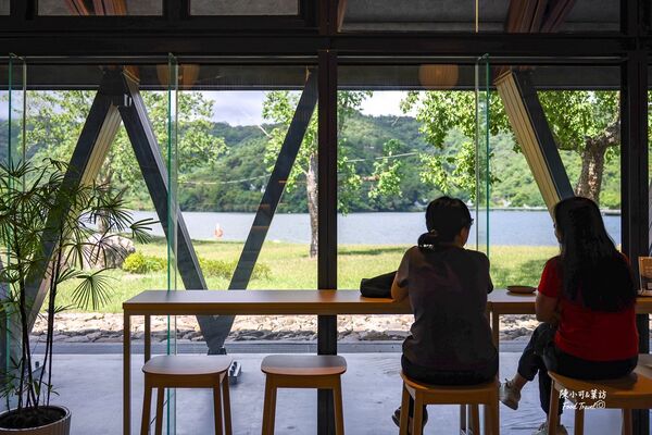 ▲▼礁溪咖啡館「Herbelle Tea湖畔茶屋」，宜蘭坐擁龍潭湖景的景觀咖啡廳。（圖／部落客陳小可提供）