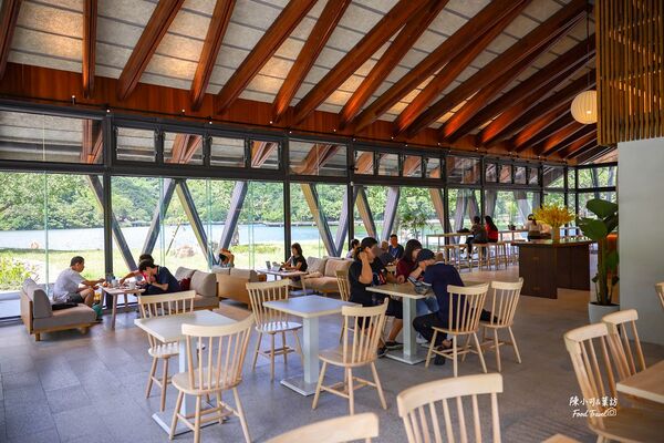 ▲▼礁溪咖啡館「Herbelle Tea湖畔茶屋」，宜蘭坐擁龍潭湖景的景觀咖啡廳。（圖／部落客陳小可提供）