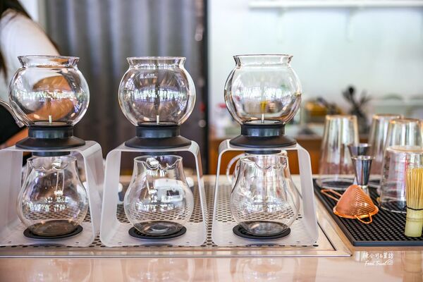 ▲▼礁溪咖啡館「Herbelle Tea湖畔茶屋」，宜蘭坐擁龍潭湖景的景觀咖啡廳。（圖／部落客陳小可提供）