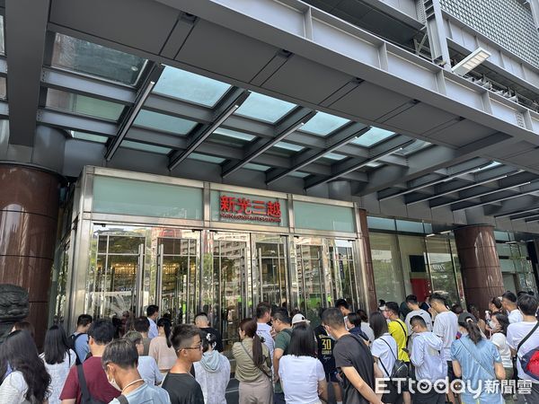 ▲新光三越台中中港店重新開幕。（圖／記者蔡惠如攝）