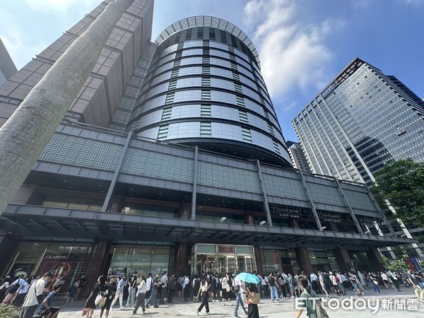▲新光三越台中中港店重新開幕。（圖／記者蔡惠如攝）