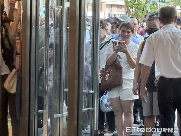 ▲新光三越台中中港店重新開幕。（圖／記者蔡惠如攝）