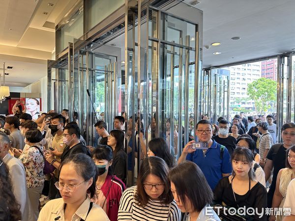 ▲新光三越台中中港店重新開幕。（圖／記者蔡惠如攝）