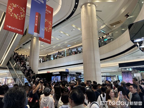 ▲新光三越台中中港店重新開幕。（圖／記者蔡惠如攝）