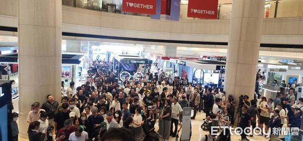 ▲新光三越人潮。（圖／記者游瓊華攝）