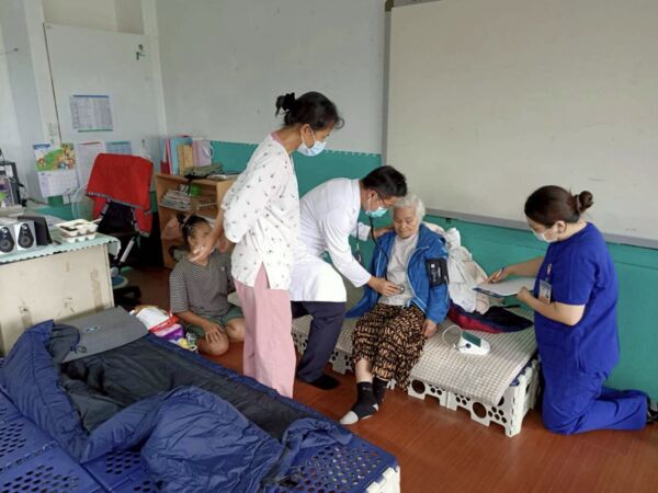 ▲▼大全村醫療關懷站協助安置民眾與當地居民處理外傷、急性病痛及慢性病藥物中斷等問題。（圖／衛福部提供）