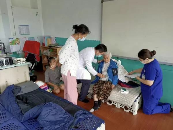 ▲▼大全村醫療關懷站協助安置民眾與當地居民處理外傷、急性病痛及慢性病藥物中斷等問題。（圖／衛福部提供）